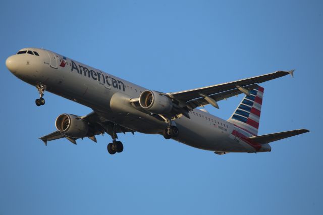 Airbus A321 (N185UW)