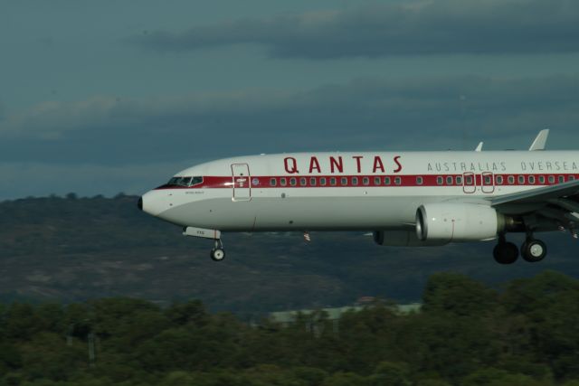 Boeing 737-800 (VH-VXQ) - Qantas Boeing 737-800 (Retro Roo 1959) landing rwy 03 at Perth Intl Airport.