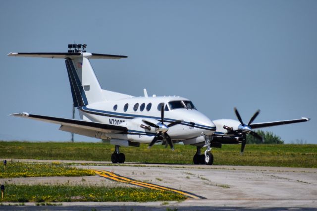 Beechcraft King Air F90 (N7206E) - Privately Owned Beechcraft King Air 90 taxiing into the FBO Ramp at the Buffalo Niagara International Airport