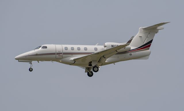 Embraer Phenom 300 (N428QS) - Runway 20R arrival @KDPA.