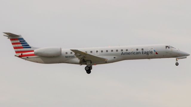 Embraer ERJ-145 (N694AE)