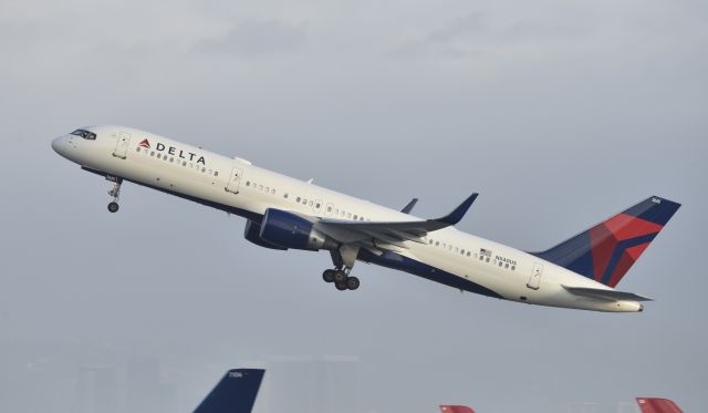 Boeing 757-200 (N540US) - Departing LAX