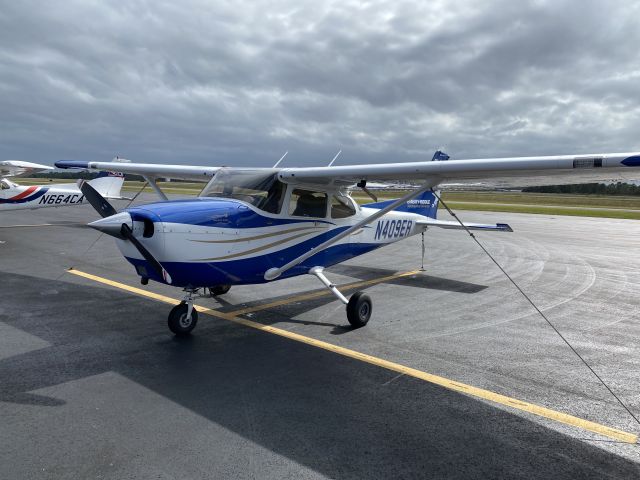 Cessna Skyhawk (N409ER) - Took a picture of this Embry-Riddle Cessna 172 at Flagler on Saturday.