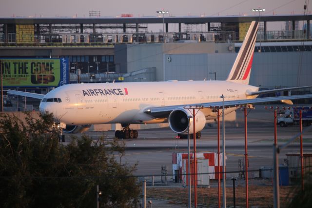 BOEING 777-300ER (F-GSQL)