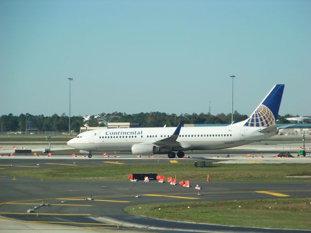 Boeing 737-800 (N33203)