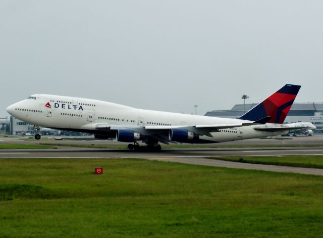 Boeing 747-400 (N668US)