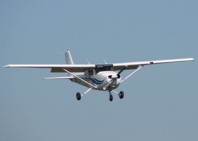 Cessna Skyhawk (N978SP) - Landing at the Shreveport Downtown airport.