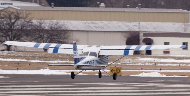 Cessna Skyhawk (N430EP) - Landing runway 26.