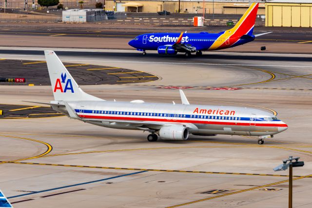 Boeing 737-800 (N921NN) - American Airlines 737-800 in Bare Metal Retro taxiing at PHX on 12/19/22. Taken with a Canon R7 and Tamron 70-200 G2 lens.