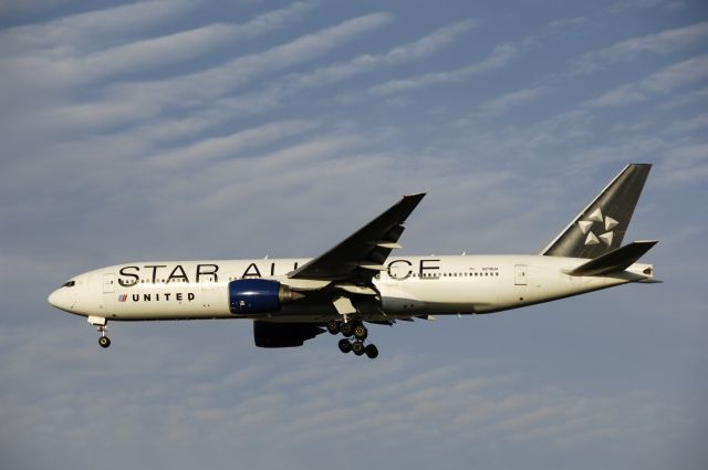 Boeing 777-200 (N218UA) - Final Approach to Narita Intl Airport Rnwy34L on 2012/10/13 Star Alliance c/s