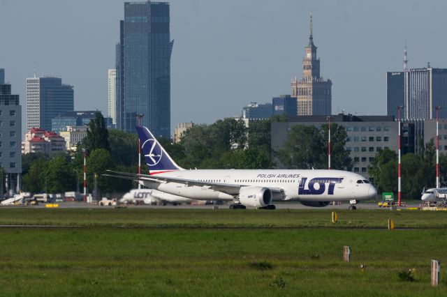 Boeing 787-8 (SP-LRB)