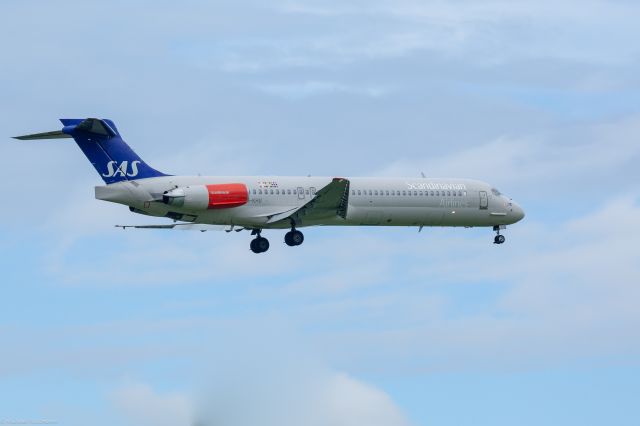 McDonnell Douglas MD-87 (OY-KHU) - On the approach in Copenhagen August 2011