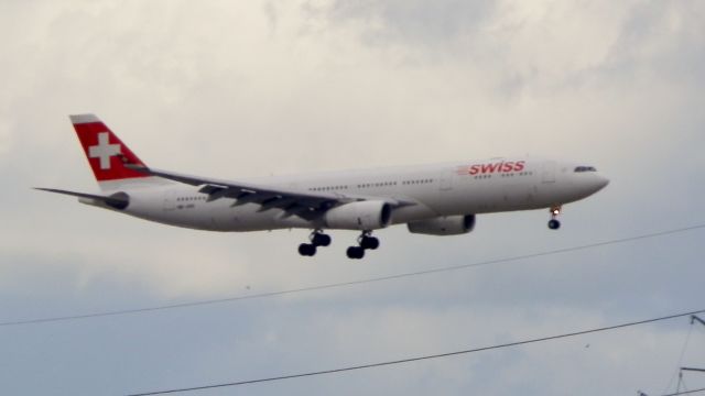Airbus A330-300 (HB-JHD)