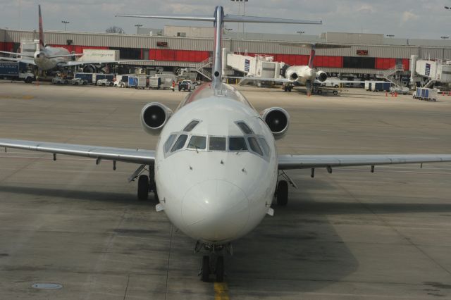 — — - MD-88/90 Delta at Atlanta - photo from Fast Food Area Gate B
