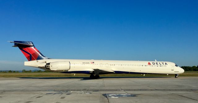 McDonnell Douglas MD-90 (N954DN) - Another beautiful morning!