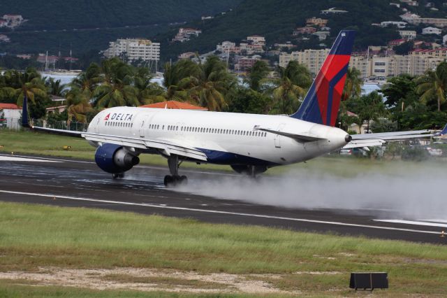 Boeing 757-200 (N664DN) - leaving a lot of spray following a quick island shower