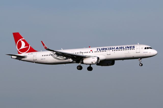 Airbus A321 (TC-JTM) - THY1993 arriving from Istanbul