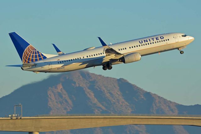 Boeing 737-900 (N37420) - United Boeing 737-924ER N37420 at Phoenix Sky Harbor on January 12, 2018.