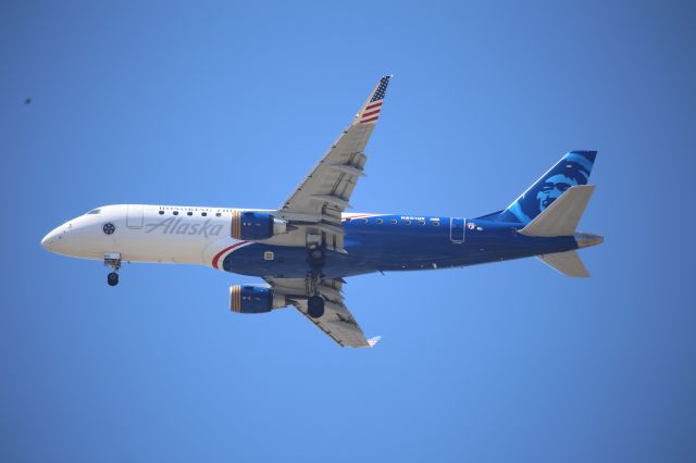 EMBRAER 175 (long wing) (N651QX)