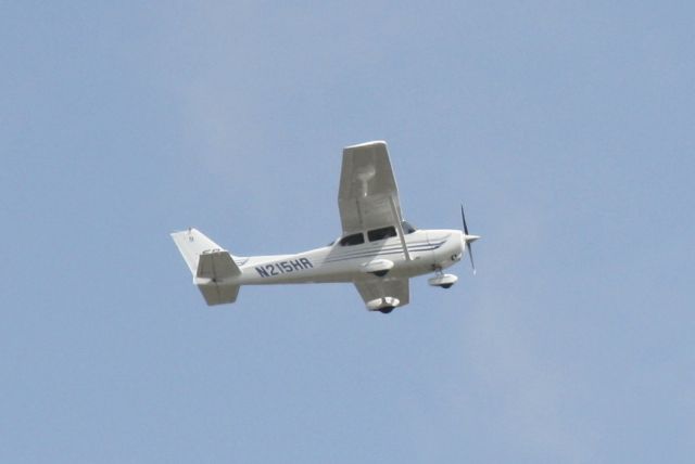 Cessna Skyhawk (N215HR) - Cessna Skyhawk (N215HR) departs Sarasota-Bradenton International Airport enroute to Greene County Regional Airport