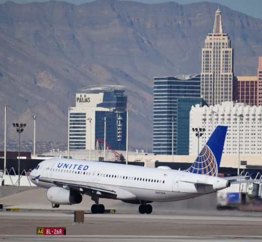 Airbus A320 (N472UA)