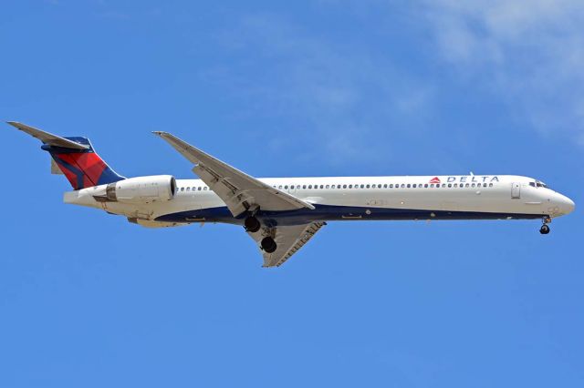 McDonnell Douglas MD-90 (N921DN) - Delta McDonnell-Douglas MD-90-30 N921DN at Phoenix Sky Harbor on July 24, 2018. 