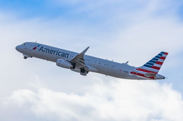 Airbus A321 (N108NN) - An American Airlines A321 taking off from PHX on 2/13/23, the busiest day in PHX history, during the Super Bowl rush. Taken with a Canon R7 and Canon EF 100-400 II L lens.