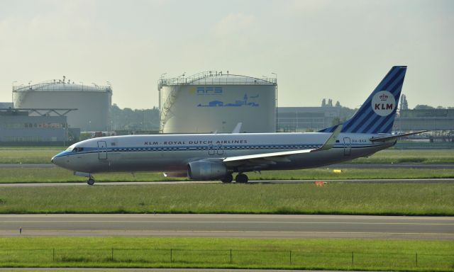 Boeing 737-800 (PH-BXA) - KLM Boeing 737-8K2(WL) PH-BXA Zwaan in Amsterdam 