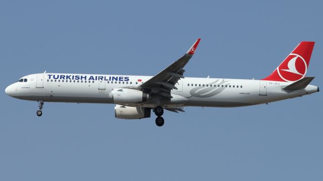 Airbus A321 (TC-JTJ) - 20/08/2022: Flight from Istanbul (IDT), on final approach to runway 30.
