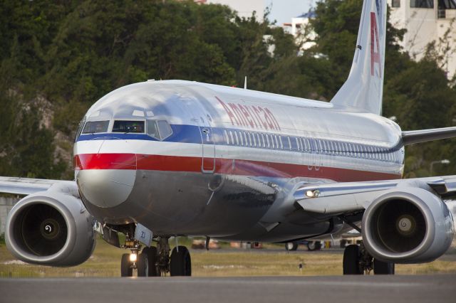 Boeing 737-800 (N946AN)