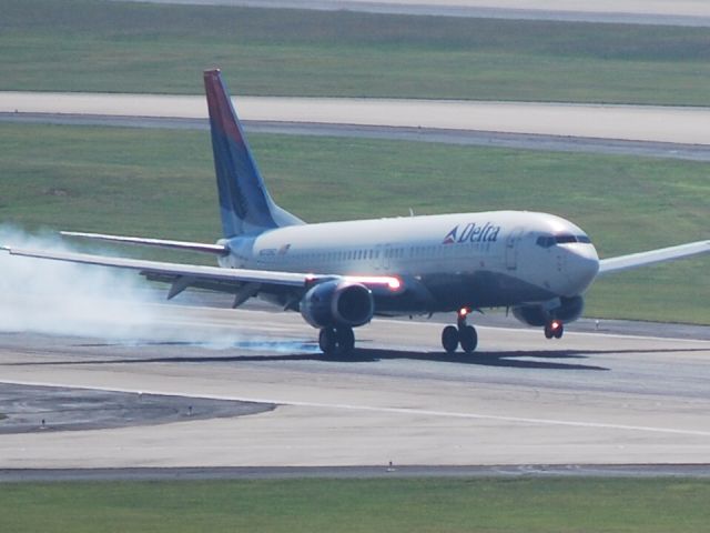 Boeing 737-700 (KATL) - Arriving runway 26R - 8/22/08