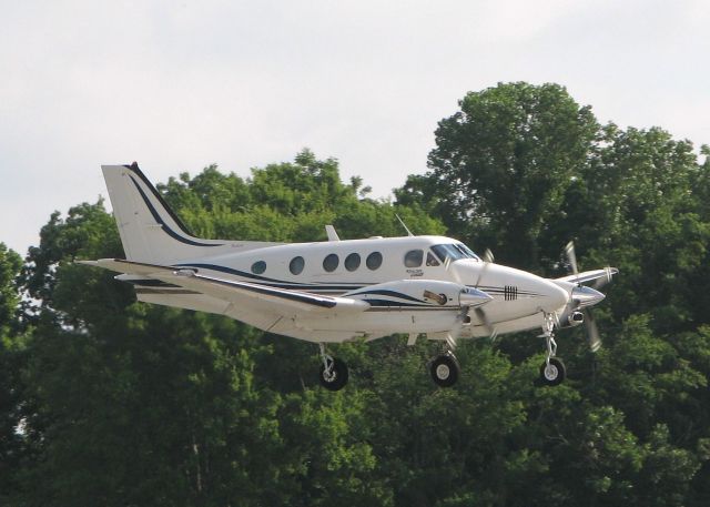 Beechcraft King Air 90 (N156MG) - Landing on 14 at the Shreveport Downtown airport.