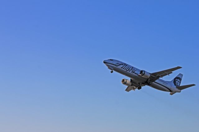 BOEING 737-400 (N797AS) - Alaska Airlines 737-400 blasting out of Kodiak.