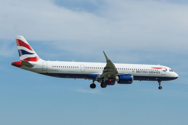 Airbus A321 (G-ENOV) - WAW Spotting