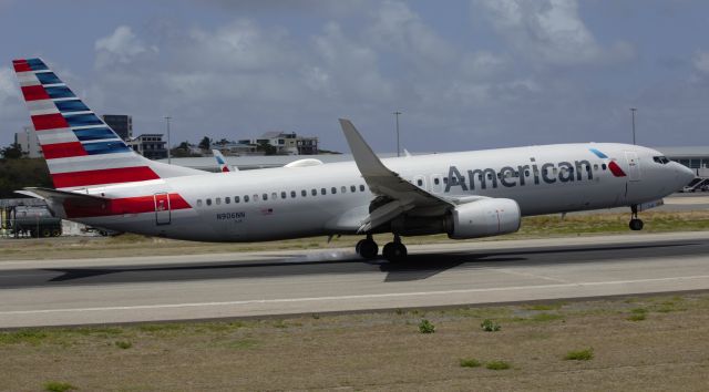 Boeing 737-800 (N906NN)