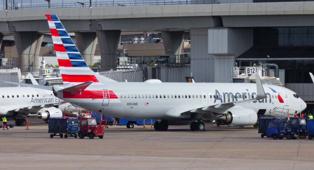 Boeing 737-800 (N964NN)