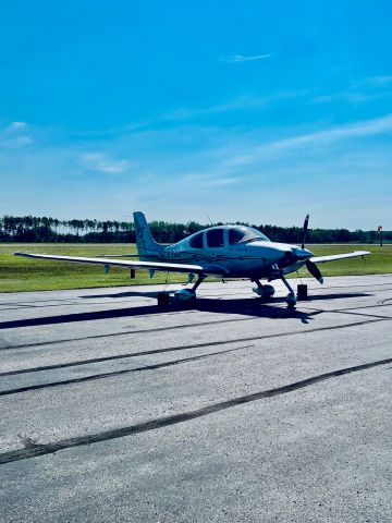 Cirrus SR-22 (C-FYOO) - Apron I