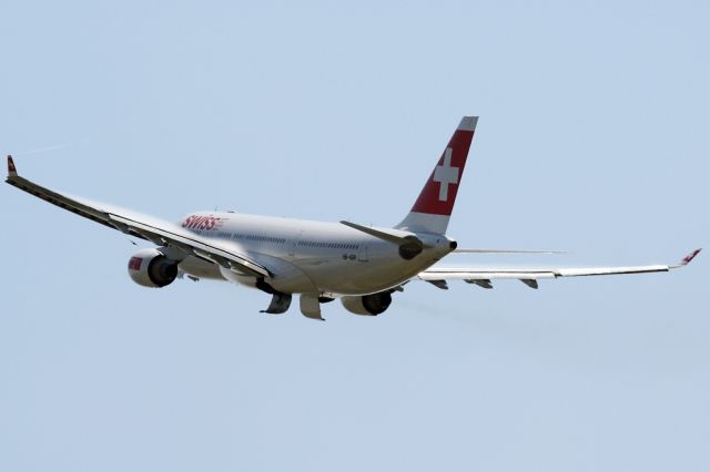 Airbus A330-200 (HB-IQR)