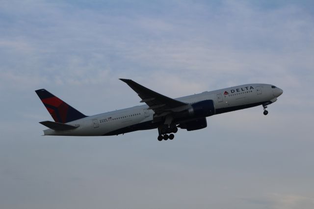 BOEING 777-200LR (N703DN)
