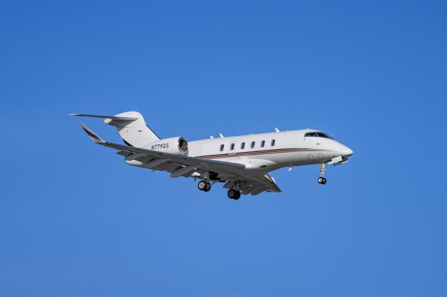 Canadair Challenger 350 (N779QS)