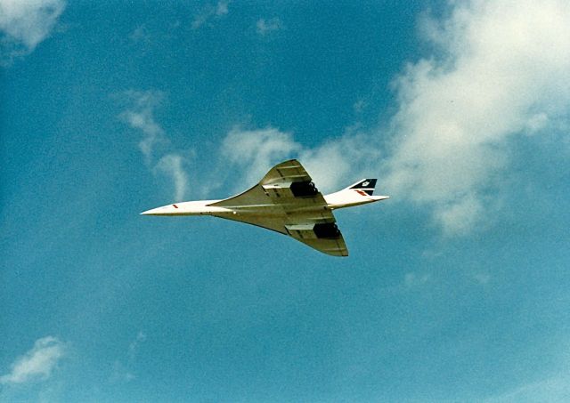 Aerospatiale Concorde (G-BOAG) - British Airways Concord making a high speed pass at the EAA Fly In