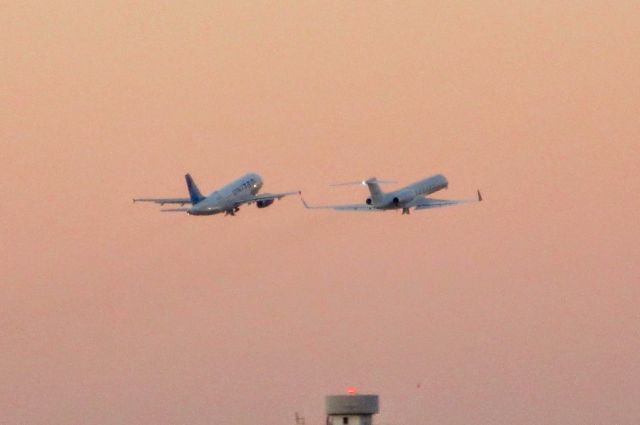 Gulfstream Aerospace Gulfstream V — - Gulfstream G550 and a United Airlines Airbus A319 (? please let me know if it's an A320) taking off on parallel runways at SFO