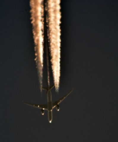 BOEING 777-300 —