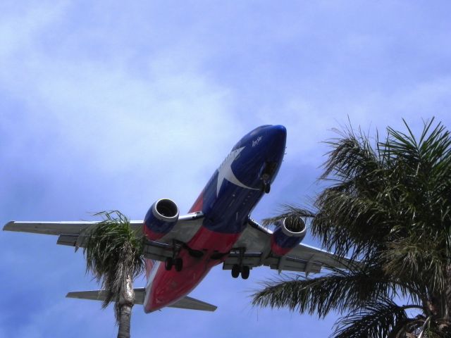 Boeing 737-700 — - On final at runway 27 SAN.This is how close A/C flyover the neighborhood at Ivy and Albatross Sts.