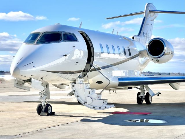 Bombardier Challenger 300 (N299TS)