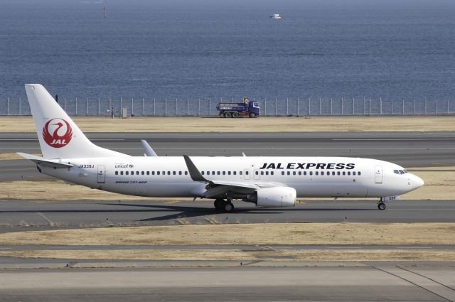 Boeing 737-800 (JA339J) - Taxing at Haneda Intl Airport on 2013/01/30