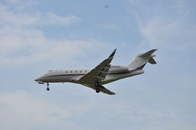 Canadair Challenger 350 (N752QS)