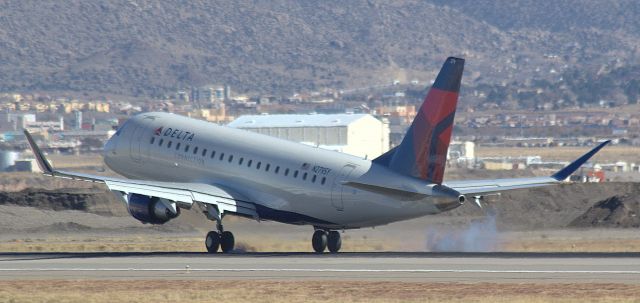 Embraer 175 (N279SY)