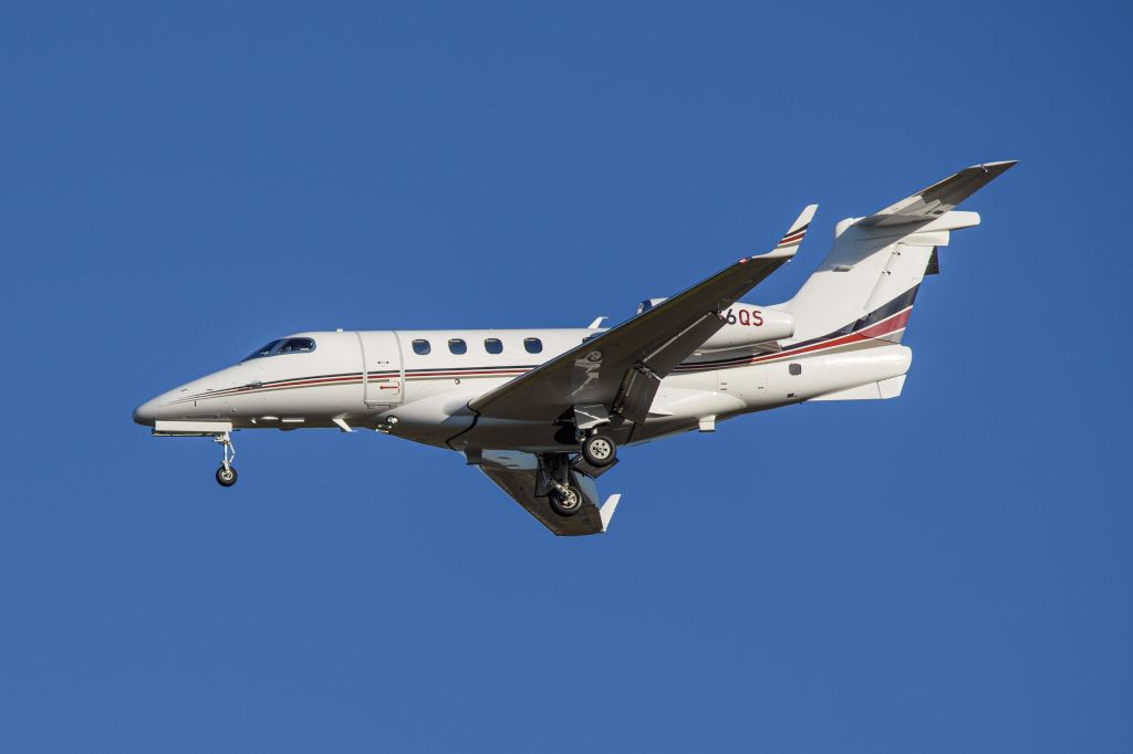 Embraer Phenom 300 (N476QS)
