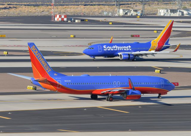 Boeing 737-800 (N8303R)